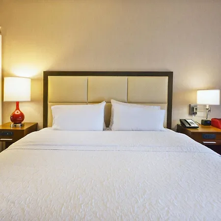 Hampton Inn & Suites Providence-Warwick Airport-3